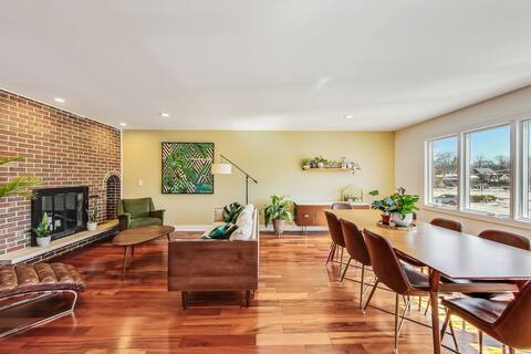 Oakton Oasis: 5 Bed, 5 Bath, Sleeps 14