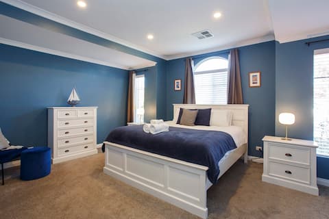 Family Retreat, 10 minutes to beaches!