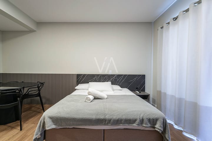 1 cama queen, ar-condicionado, aquecimento, TV, roupa de cama e tolhas de banho, armário com cabide.