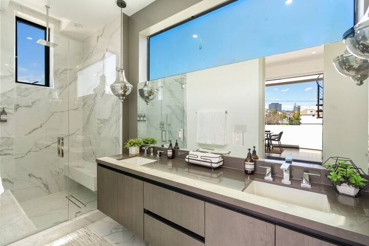 Luxurious Westside Townhome with Views and Parking gallery image 5