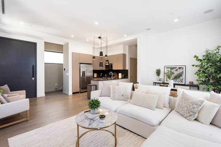 Luxurious Westside Townhome with Views and Parking gallery image 3