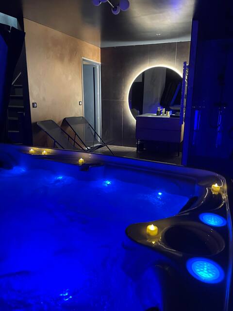 Romantic cottage with private HOT TUB