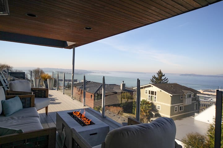 Luxe Mod City Home +Hot Tub+Parking+AC+Bag storage