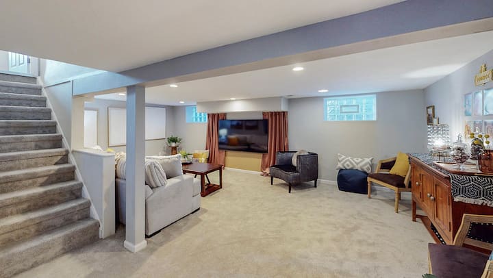 غرفة المعيشة/غرفة المسرح والبار/منطقة الجلوس في الطابق السفلي. يظهر من منطقة غرفة الألعاب