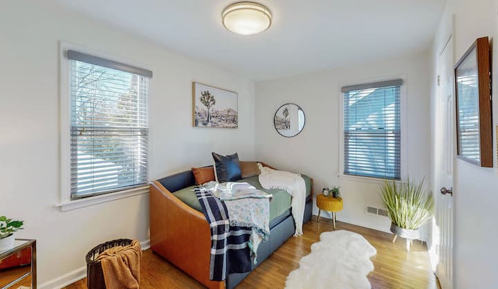 سرير نهاري مع سرير مزدوج اختياري تحته مع خزانة خاصة