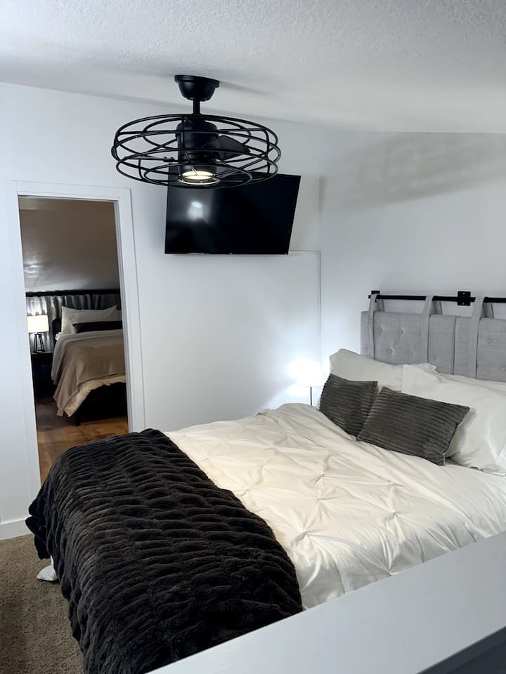 Queensize-dobbeltseng på loftet med udsigt til soveværelset med queensize-dobbeltseng