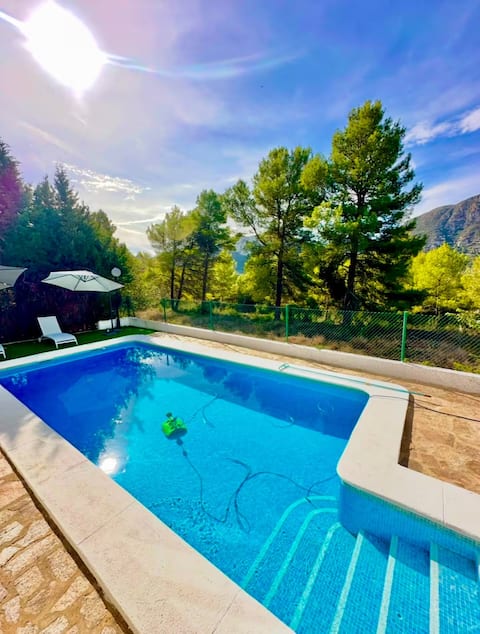 Villa Kiro: Mountain-Top, Pool & Cozy Retreat