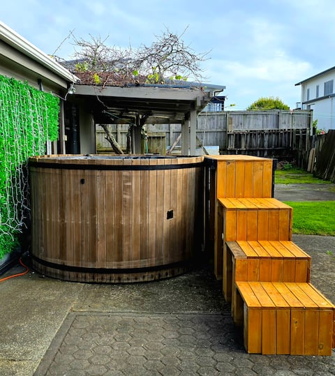 Beach Escape. Hot Tub, Kayaks & 100m to beach