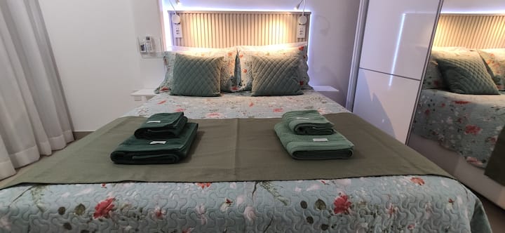 ห้องนอน: เตียงคู่ที่สะดวกสบายพร้อมที่นอนพ็อกเก็ตสปริงเครื่องปรับอากาศแบบแยกส่วนช่องเสียบ USB โคมไฟแต่ละดวงหัวเตียงพร้อมไฟ LED ตู้เสื้อผ้าขนาดใหญ่พร้อมให้บริการแก่ผู้เข้าพัก เรามีผ้าปูที่นอนรวมอยู่ในอัตรารายวันแล้ว