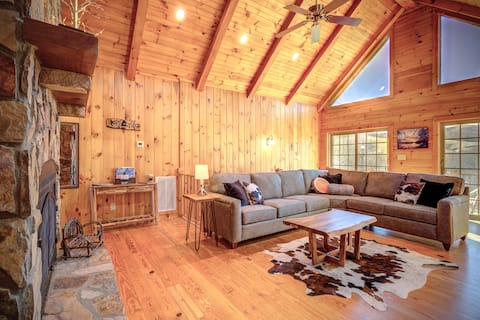 Top Airbnb: Sleeps 14, Ski/Hike, Views, Theater/Games, Hot Tub in Valle Crucis