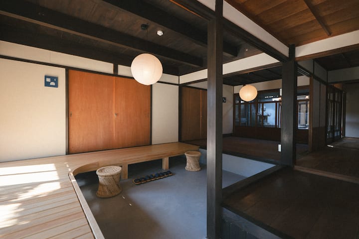 「泊まれるデニム屋」瀬戸内海を望むデニムの街・児島。街の中に佇む一棟貸しの宿泊施設＆ショールーム - Kurashiki