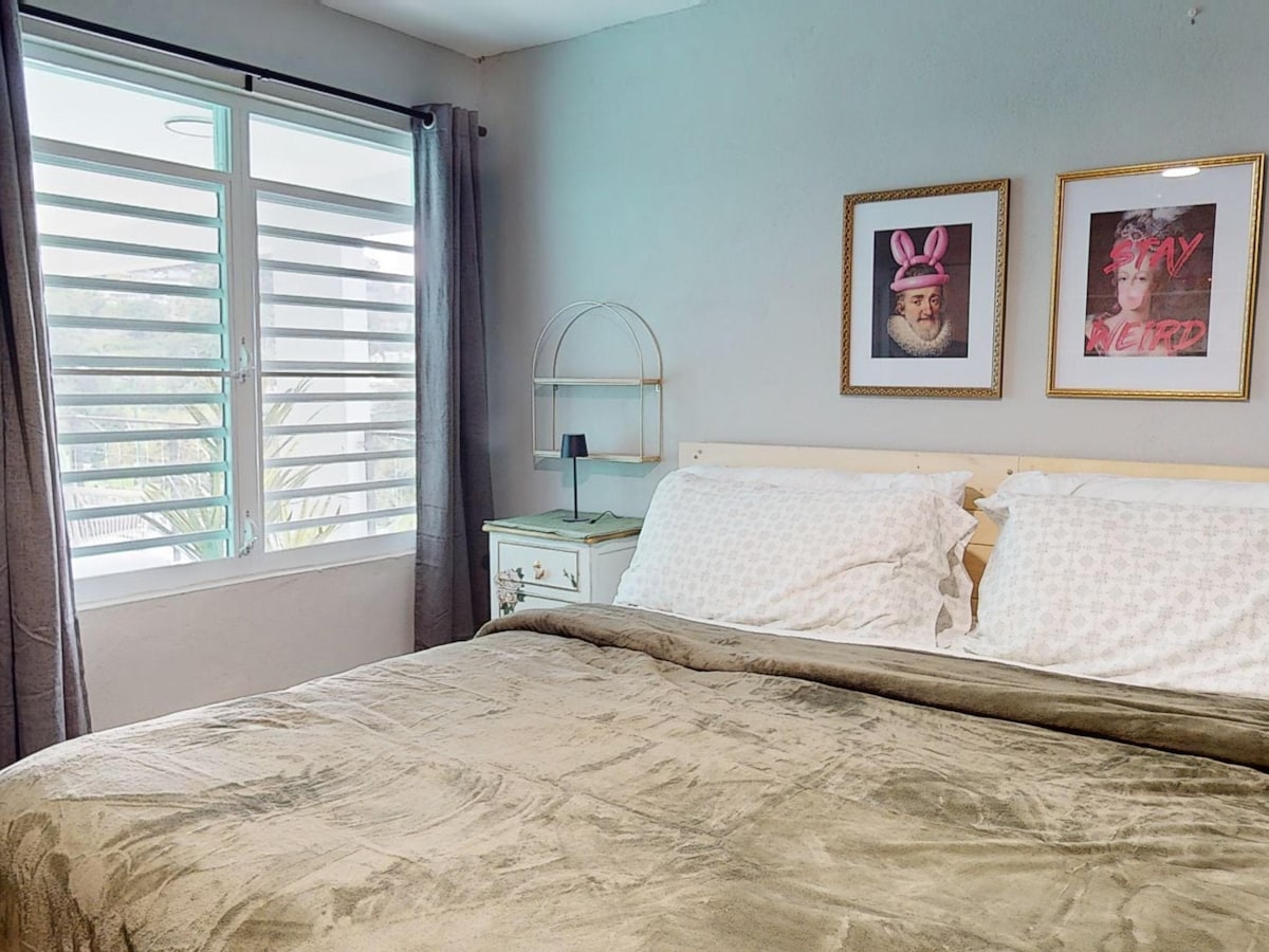 Спалня №1, стаята за залез слънце, разполага с двойно легло king size, мини сплит климатик, вентилатор на тавана, отворено пространство за съхранение, работна зона и лампа за залез слънце