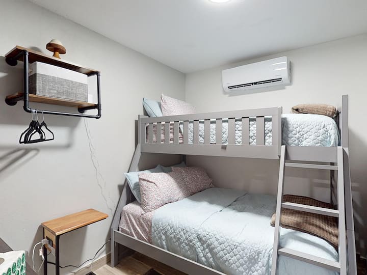 Spavaća soba br. 3, Happy Room, nalazi se izvan dnevnog boravka br. 2 i ima krevet na kat s velikim krevetom i dva odvojena kreveta, mini split klima-uređaj i zabavnu svjetiljku za sretno lice.