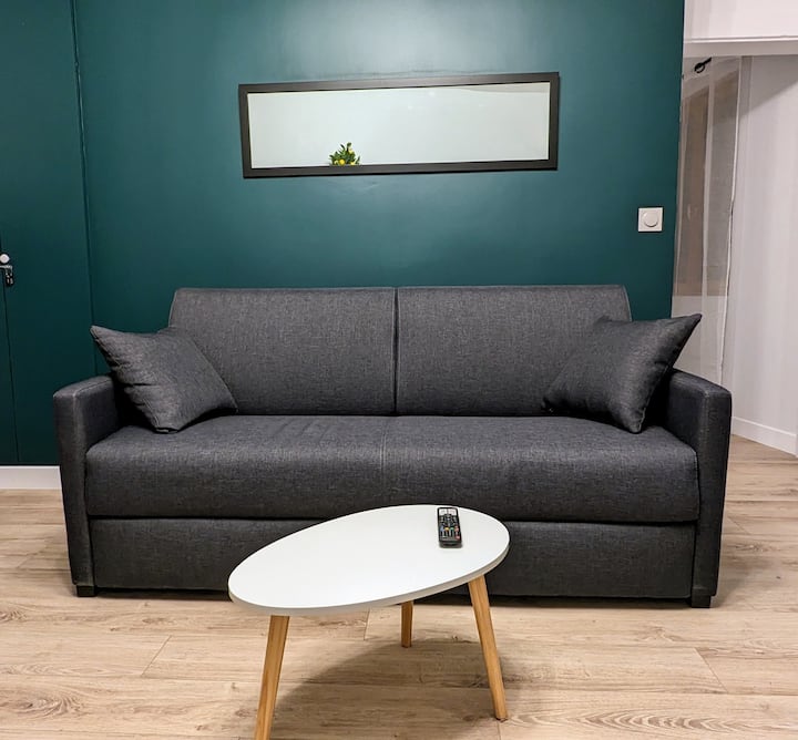 Uwezekano wa kuchukua hadi watu 2 wa ziada (godoro la sentimita 140 X 190) na kitanda chetu cha sofa kwa watu 2, maridadi na kinachofanya kazi, katika sebule yetu.