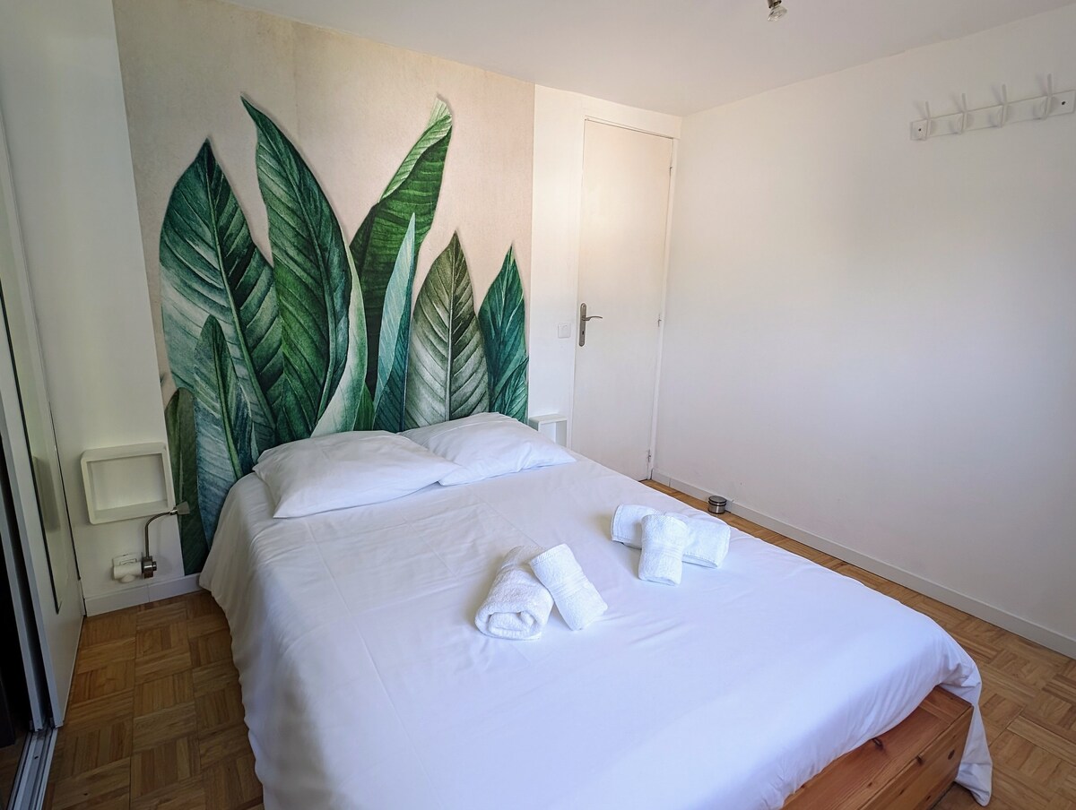 חדר שינה עם מיטה זוגית 140x190, עם ארונות מובנים.