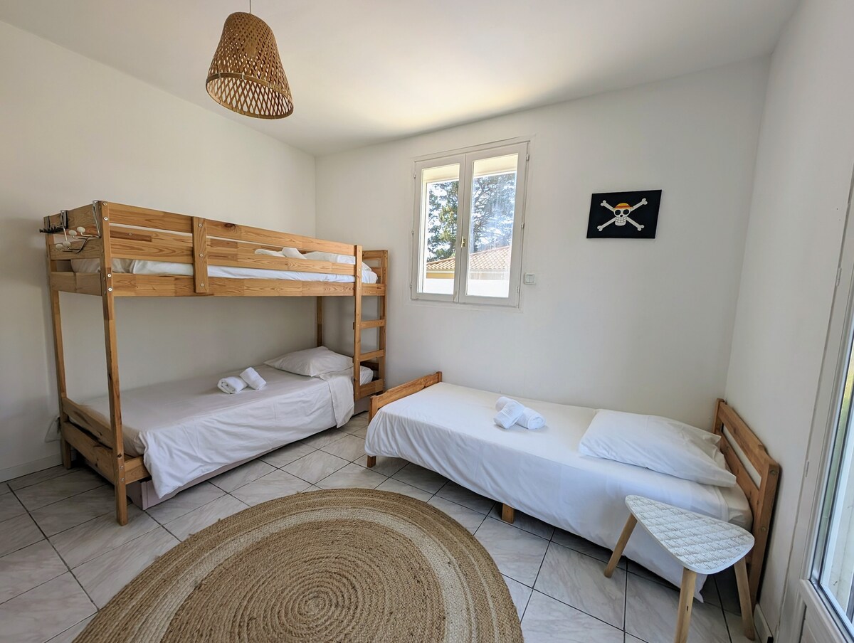 חדר ילדים עם שתי מיטות קומתיים, מיטה נוספת וכדורגל שולחן. חדר השינה משקיף על הגינה ויש בו מחסן מובנה.