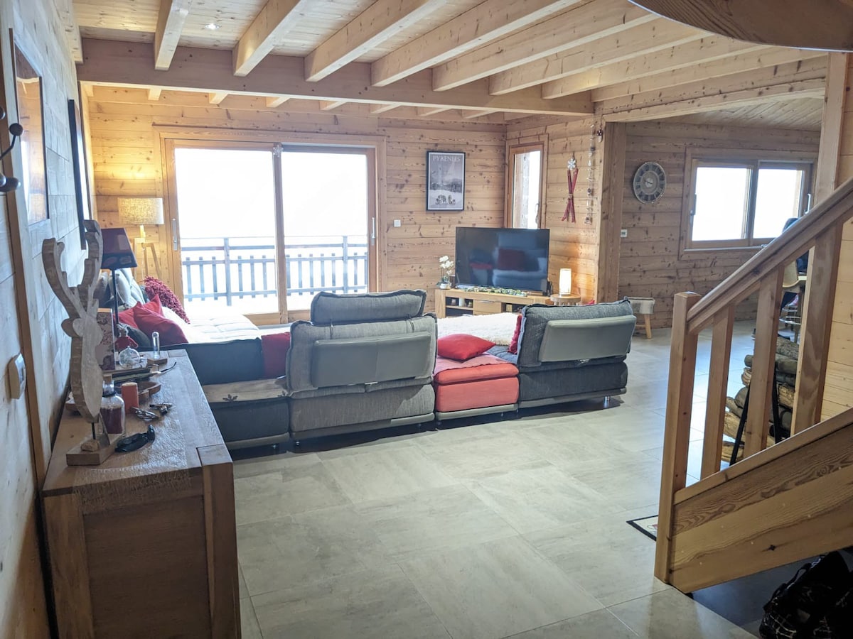 Top Airbnb: Cozy cottage with stunning views of Lake Matemale à Les Angles