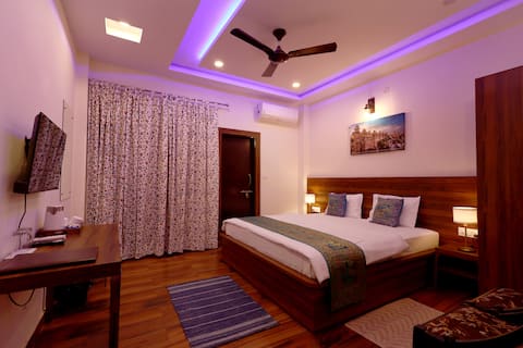 Deluxe Double Room / Near Tajmahal (10 Min Walk)
