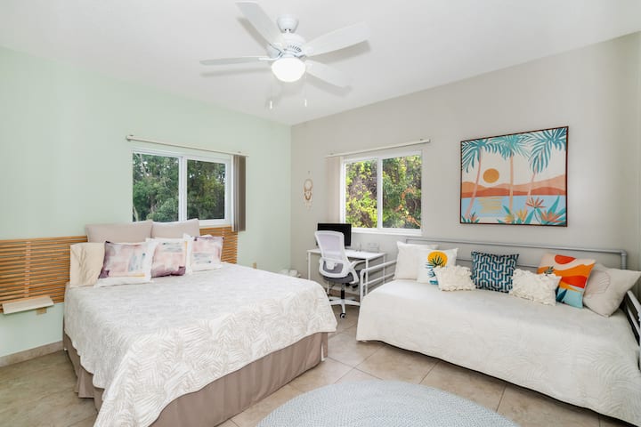 Trundle มีเตียงแฝด 2 หลังที่มีขนาดเท่ากับเตียงขนาดคิงไซส์

เก้าอี้ทำงานตามหลักสรีรศาสตร์พร้อมที่รองรับเอวและจอภาพภายนอกพร้อมวิวหน้าต่างของสวรรค์ทำให้การทำงานจากระยะไกลสะดวกสบาย