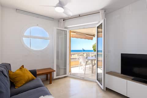 Successful Airbnb property: Apartment with an ocean view and a swimming pool in Cambrils