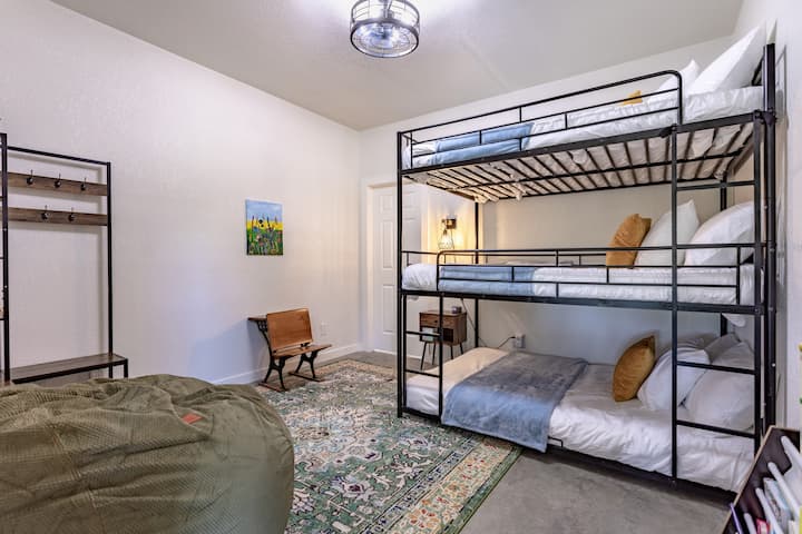 троен кревет на спрат со целосна големина и стол со вреќа со грав кој се претвора во душек од мемори пена со целосна големина