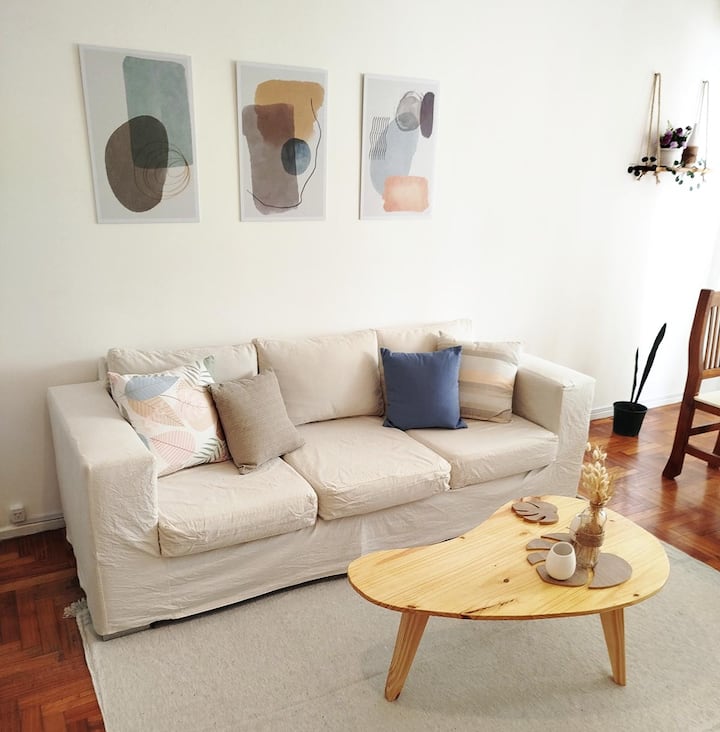 Divan me 3 trupa, i gjerë dhe i rehatshëm. Këtu edhe një vizitor tjetër mund të flejë pa problem. (maksimumi 1.72 m e lartë)