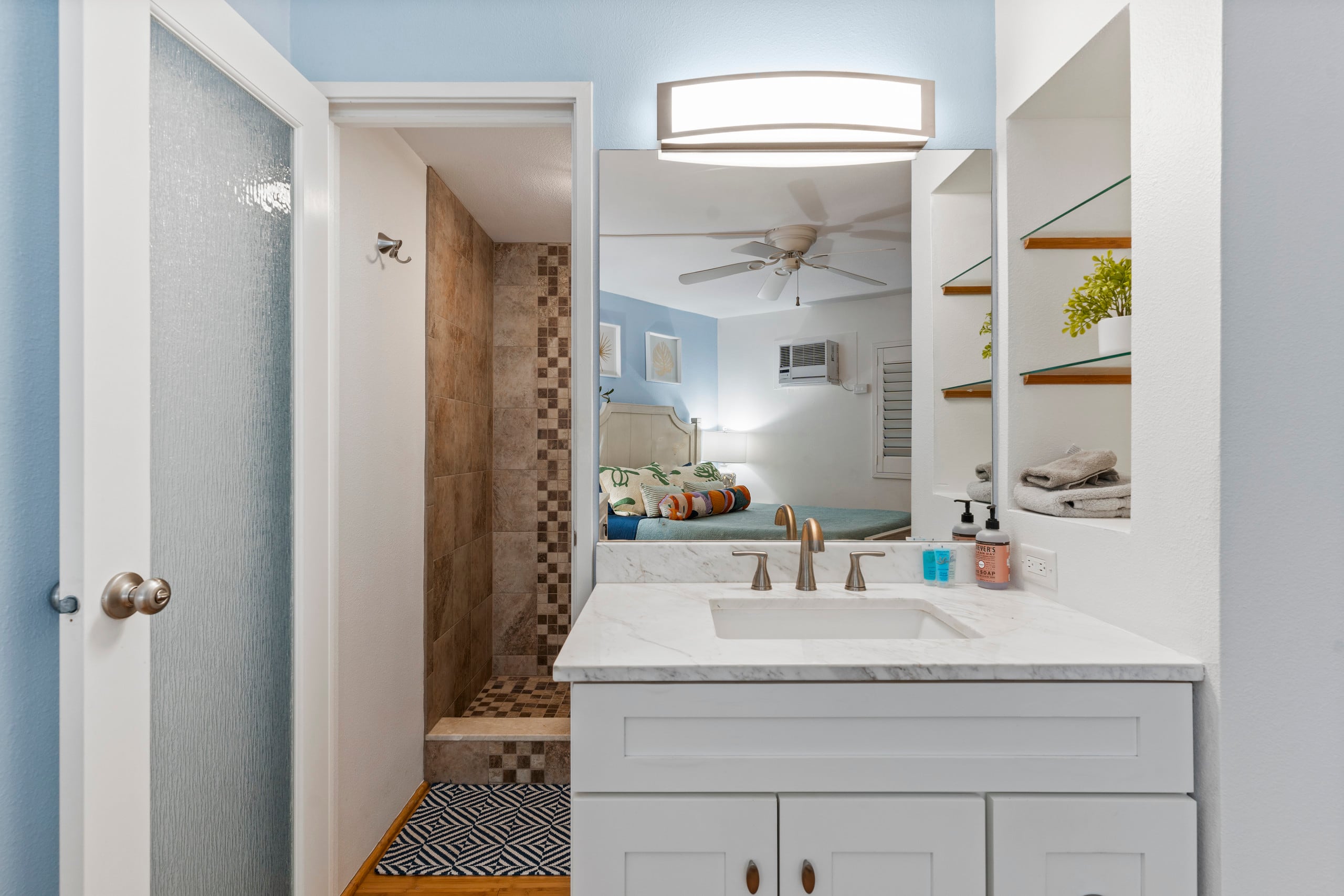 Beautifully remodeled beach front condo - Image 16