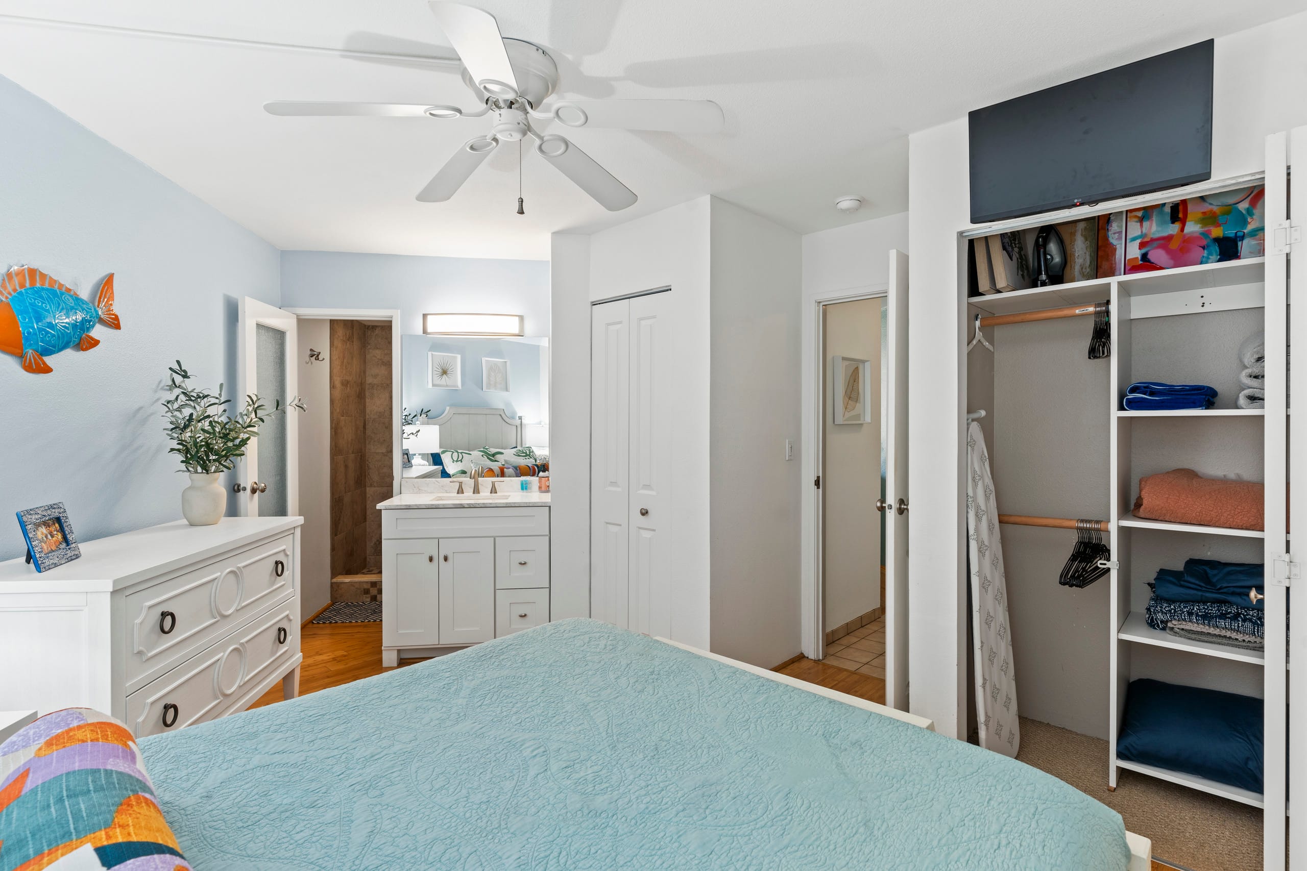 Beautifully remodeled beach front condo - Image 15
