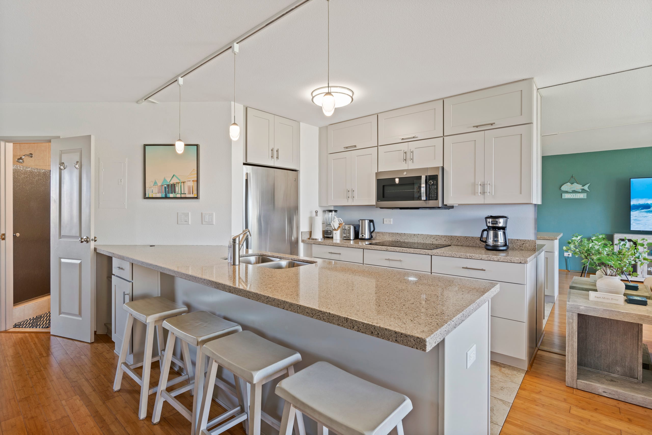 Beautifully remodeled beach front condo - Image 12