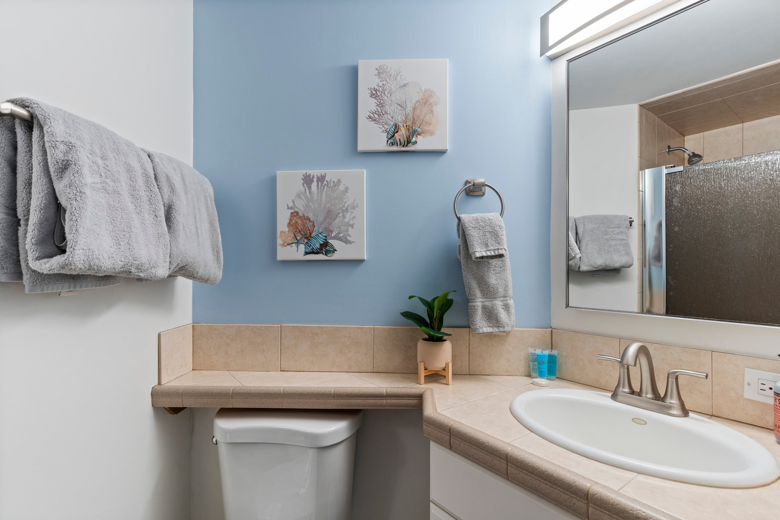 Beautifully remodeled beach front condo - Image 18