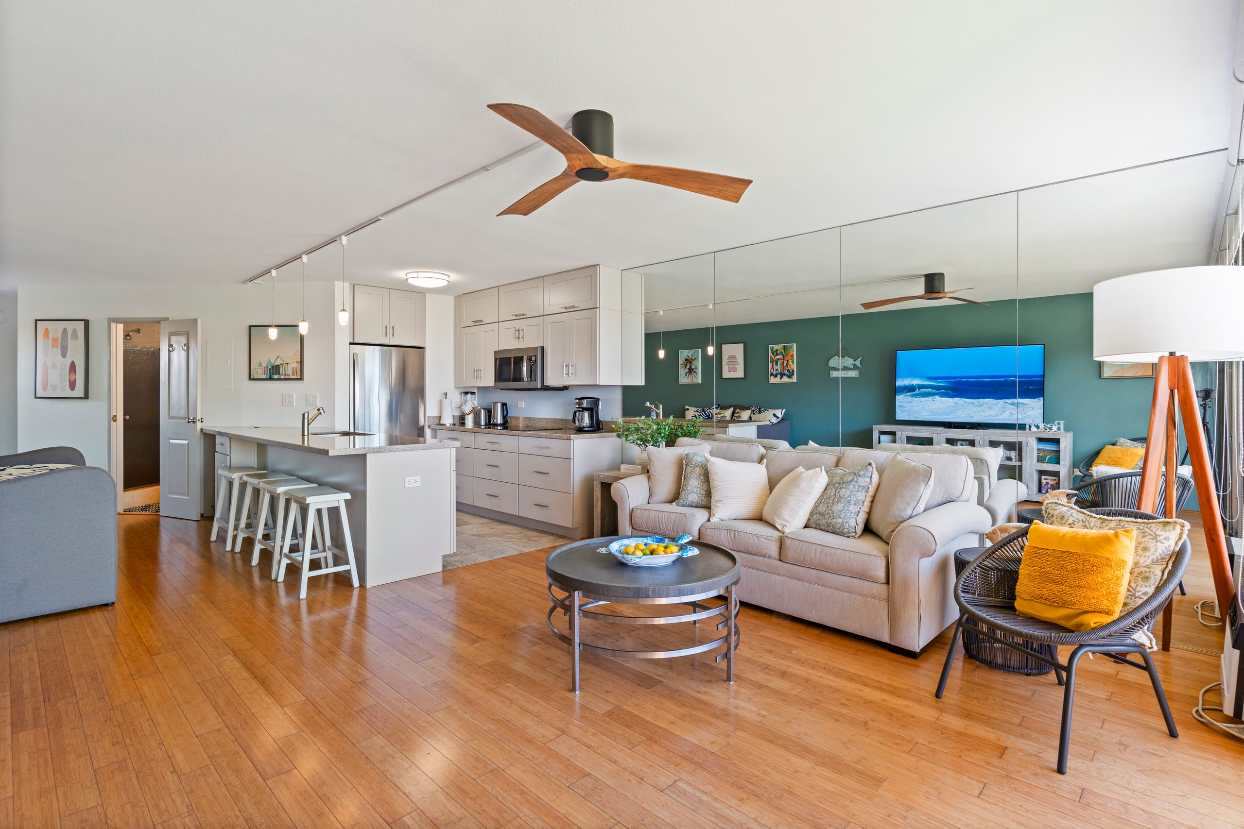 Beautifully remodeled beach front condo - Image 4