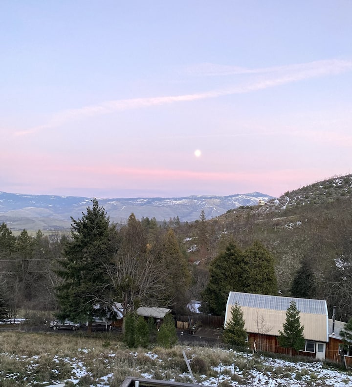 Refurbished Barn On Acerage Just Outside Ashland - Ashland, OR