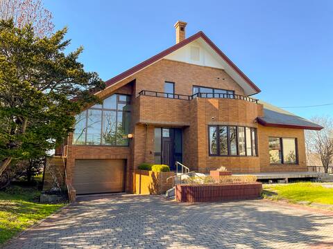 Private villa with large garden: BBQ with your pet