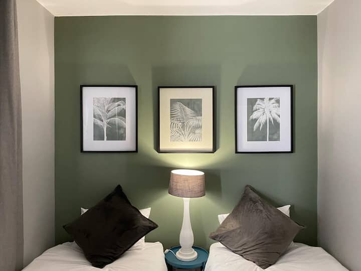 Საძინებელი 3 გთავაზობთ ორ ერთადგილიან საწოლს მყუდრო თეთრეულით, რბილი განათებით და დამამშვიდებელი დეკორით - იდეალურია ბავშვებისთვის, მეგობრებისთვის ან დამატებითი სტუმრებისთვის. Კარგად მოფიქრებული სტილით ის უზრუნველყოფს კომფორტულ და მოქნილ საძილე სივრცეს ოჯახებისა და ჯგუფებისთვის.