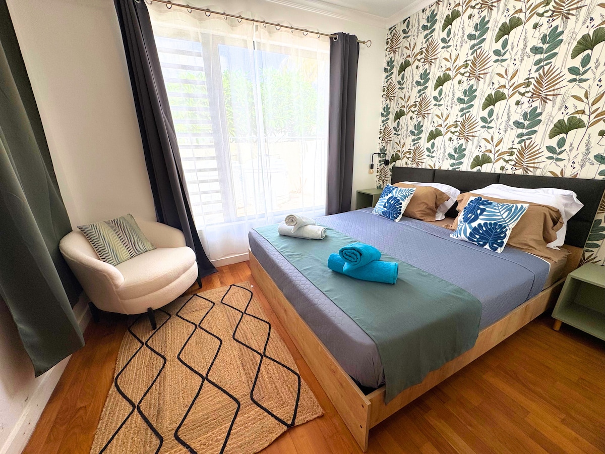 Chambre décorée avec goût. Lit Queen Size 180x200. 
Literie confortable. Armoire coulissante pour ranger vos vêtements. 
Le linge de lit et de toilette sont inclus.