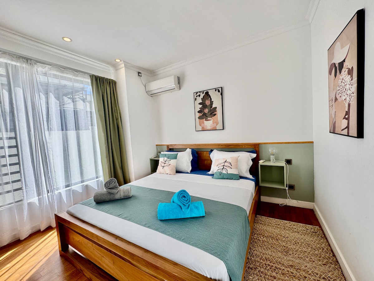 Lit 2 places avec chevets et lampes, linge de lit et de toilette inclus. Climatisation dans la chambre ainsi qu'grande armoire pour ranger vos vêtements. Il y a aussi un coffre-fort pour protéger vos effets personnels.