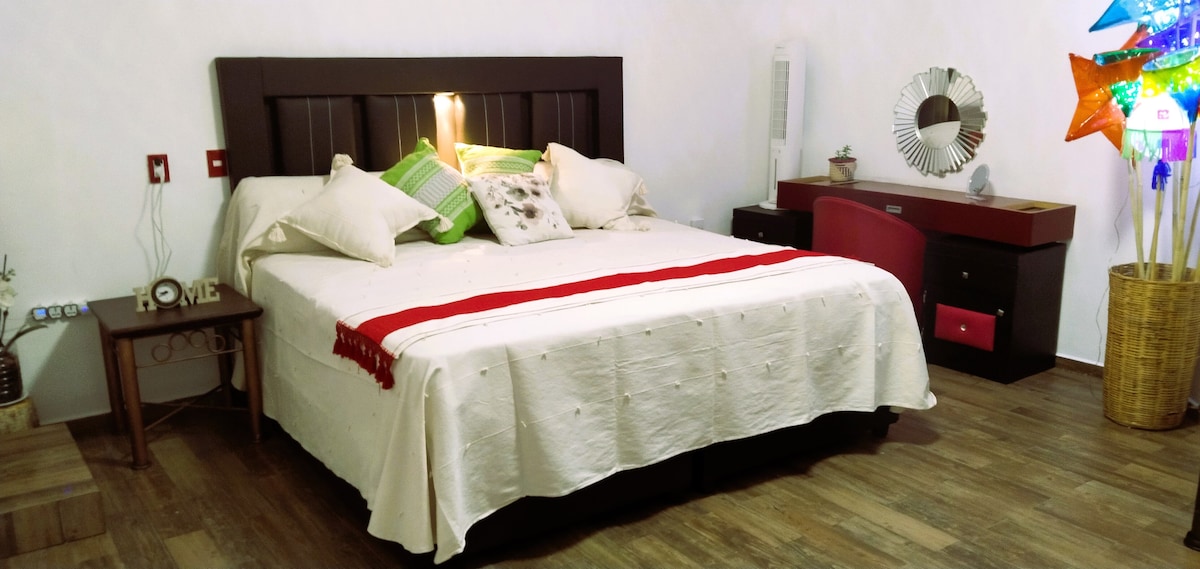 בחדר מיקסטקה יש חדר רחצה משולב עם מיטת קינג סייז, אידיאלי להורים עם תינוקות או ילדים קטנים. הוא ממוקם בקומה הראשונה ויש לו ג'קוזי בלעדי לחדר הזה. 