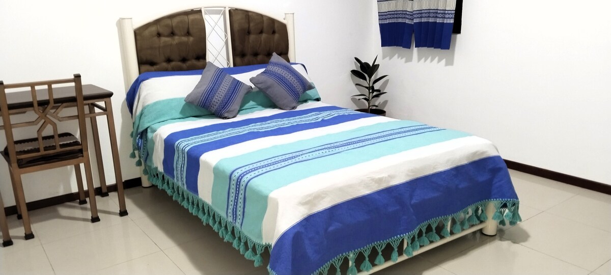 בחדר סיירה יש מיטה זוגית אחת לשני אנשים, יש בו חדר רחצה משולב והוא ממוקם בקומת הקרקע של הבית.