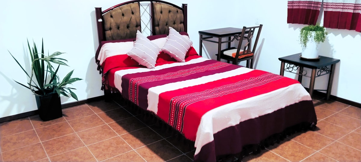 בחדר קוסטה יש מיטה זוגית לשני אנשים, חדר רחצה משולב והוא ממוקם בקומה השנייה ליד המרפסת הפרטית "Guelaguetza" של הבית.