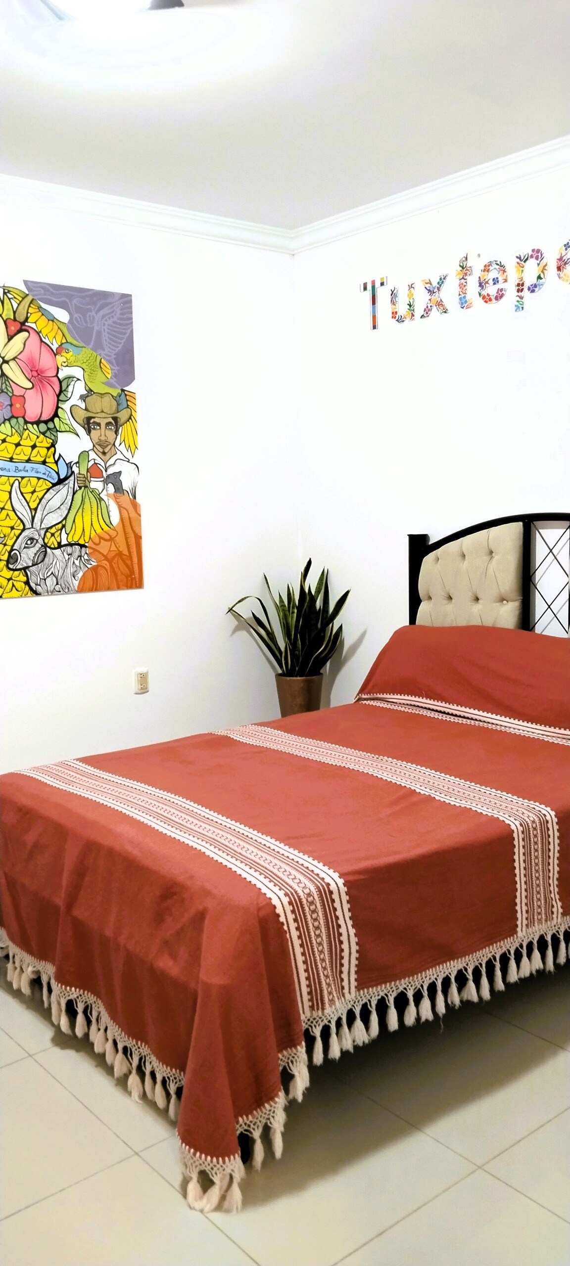 בחדר TUXTEPEC יש מיטה זוגית לשני אנשים, יש בו חדר רחצה משולב והוא ממוקם בקומת הקרקע של הבית. 