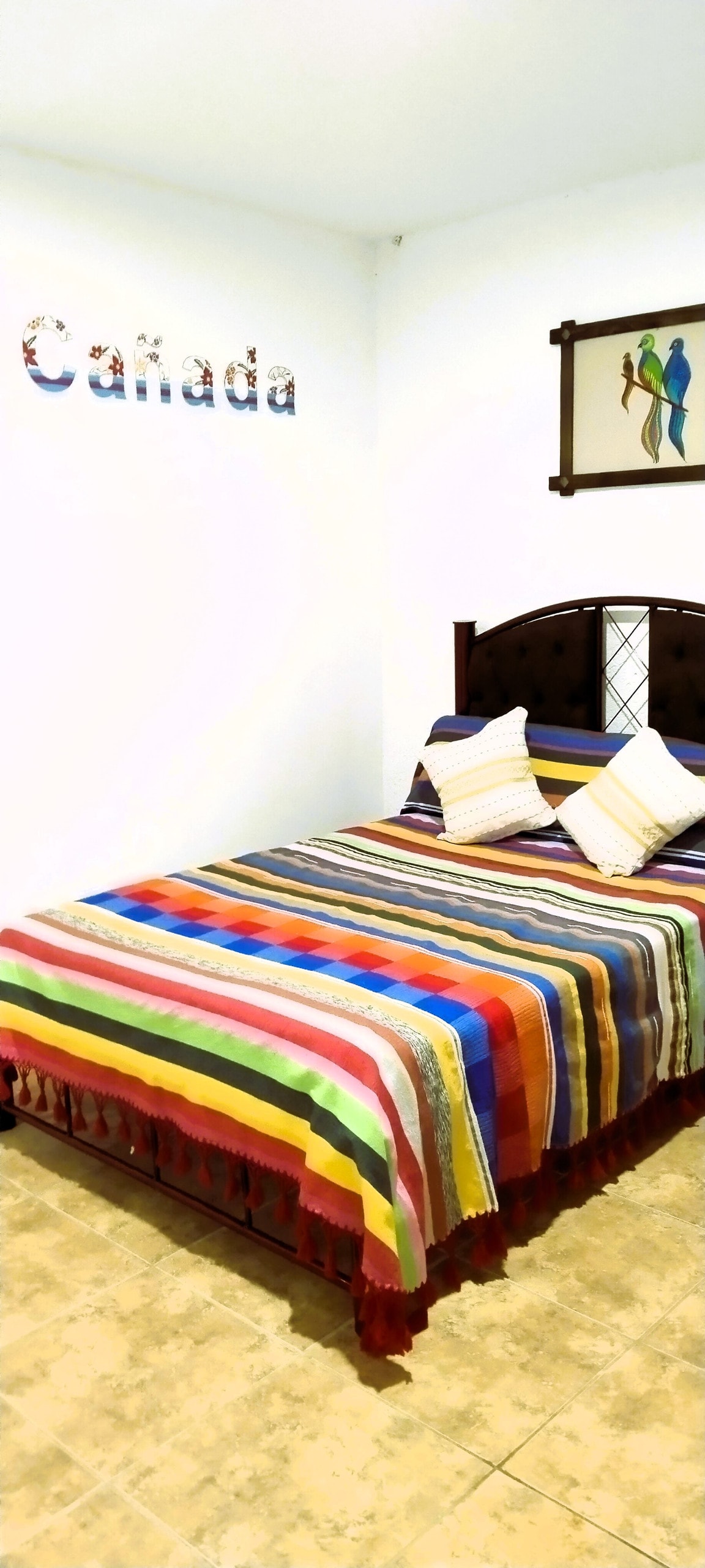 בחדר קניאדה יש מיטה זוגית לשני אנשים, יש חדר רחצה משולב והוא ממוקם בקומה הראשונה של הבית.
