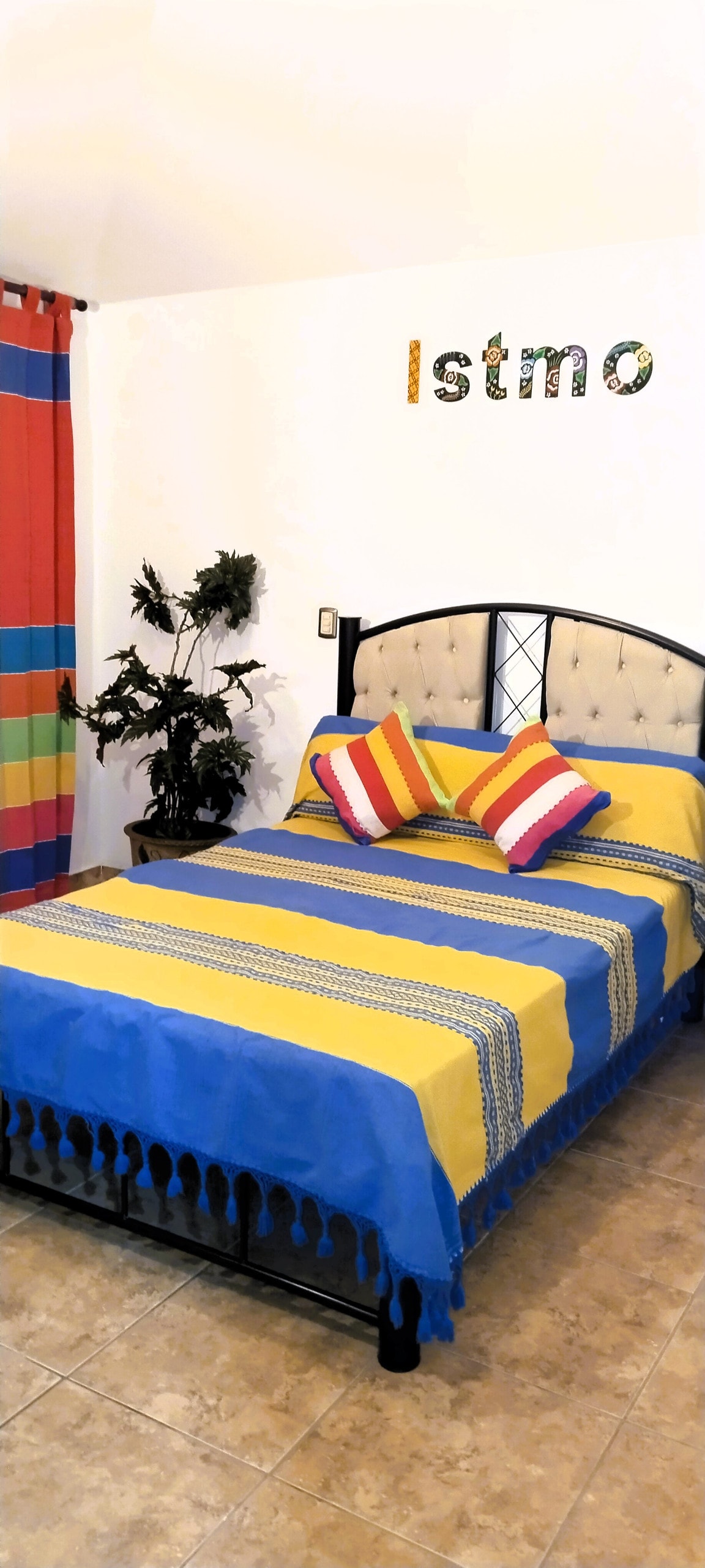 בחדר איסטמו יש חדר רחצה משולב, יש בו מיטה זוגית לשני אנשים והוא ממוקם בקומה הראשונה של הבית, יש לו יציאה למרפסת.