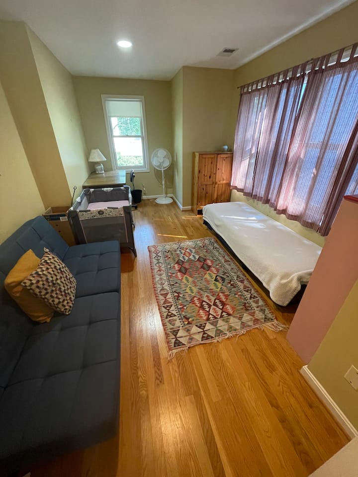 Ოთახში არის გასაშლელი დივანი, ორადგილიანი საწოლი და ჩვილის პორტატიული საწოლი.  Შესანიშნავია ბავშვებისთვის, არ არის ცუდი ზრდასრულებისთვის.  :). Ეს ოთახი ოფისის სახითაც ორმაგდება.