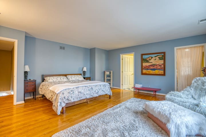 Მთავარი საძინებელი 193 × 203 სმ ზომის საწოლით. Აქ ბევრი ადგილია იატაკის მატრასისთვისაც. 