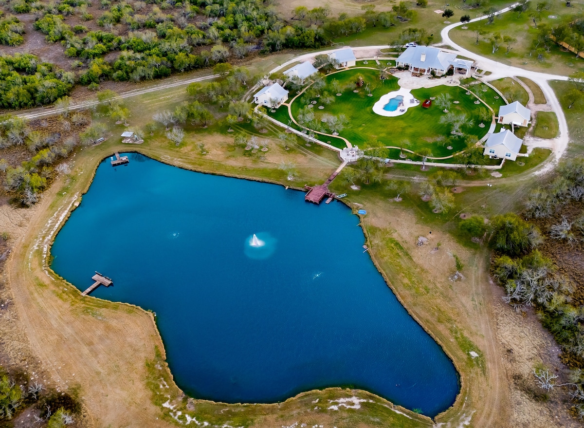 Family Reunion Rancho Los Alacranes: Sleeps 41 - Casas en renta en  Raymondville, Texas, Estados Unidos - Airbnb, image size:1200x879