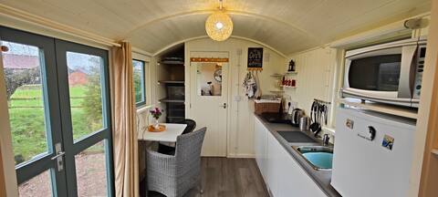 Top Airbnb: Hobbit Hole, Shepherds Hut nr Cheltenham/Cotswolds in Tewkesbury