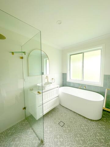 New Modern Bliss House – Quiet & Central gallery image 5