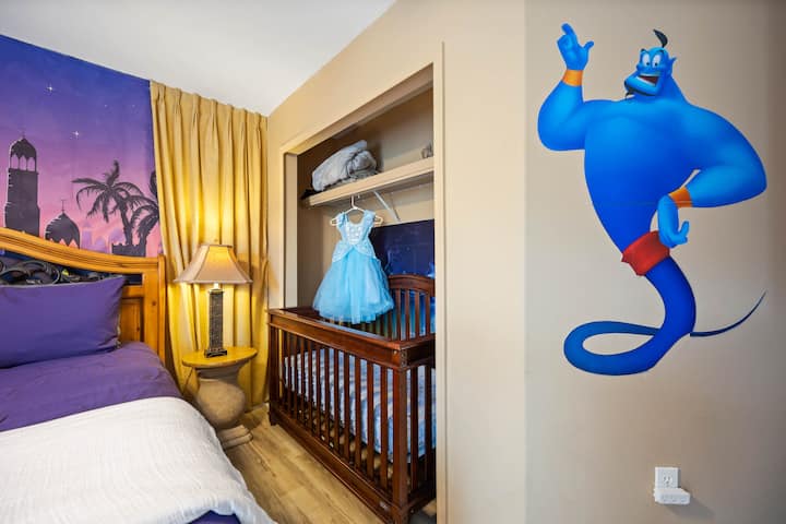 Parti per un magico giro in moquette nella nostra camera a tema Aladdin, con un lussuoso letto matrimoniale grande e una culla, assicurando un soggiorno adatto alle notti arabe piene di comfort e splendore. Lo spazio dell'armadio è condiviso con la culla.