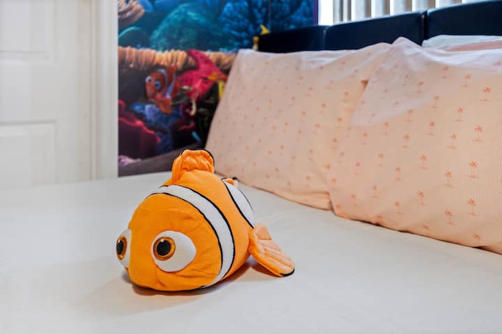 Immergiti nell'avventura nella nostra camera Nemo, dove ti aspetta un letto matrimoniale molto alto e accogliente, con un bagno proprio dall'altra parte del corridoio, che promette un soggiorno stravagante ricco di fascino sottomarino e comfort.

C'è anche un letto a castello per bambini in questa stanza.