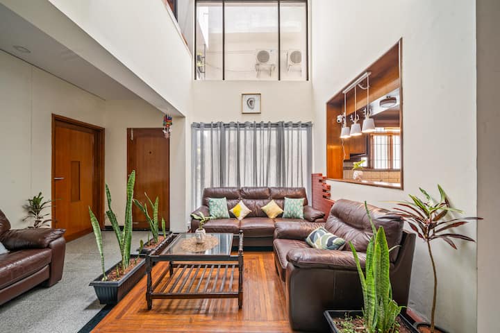 Namma Woodland Triplex Villa With Golf Course View - Bangalore